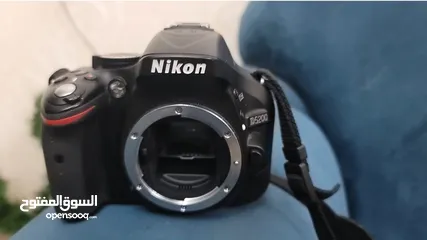  1 كاميرا نيكون D5200 مع عدستين(18-55)mm  و (55-200)mm