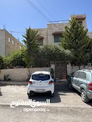  1 منزل للبيع في مادبا منطقة هادئة وبجانب كل الخدمات مساحة البناء 160 متر ومساحة الارض 330 متر .