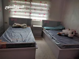  4 غرفتين نوم مستعمله وحده شبابي ووحده بناتي مع فرشاتهن استعمال خفيف جدا خشب لمنات