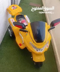  1 سيارة أطفال مستعملة شبه جديدة