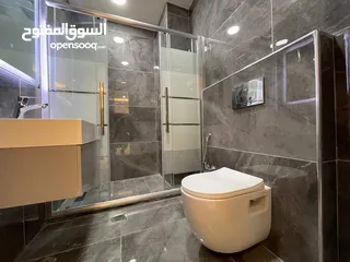  23 بليط وفني تركيب بديل الرخام وبديل الخشب