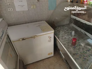  8 ثلاجة عرض ثلاجة دلي فريزر عدد2 ماكينات فرم لحمه عدد 2 وميزان