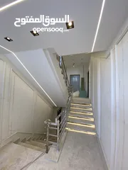  3 شقة مميزة اخير مع روف في اجمل مناطق قرية النخيل اجمل تشطيب واطلالة رائعة 240 داخلي و 90 تراس خارجي