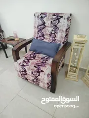  4 طقم كنب 7 مقاعد بحالة جيدة البيع بسبب السفر ثلاثية وثنائية و2 مفارد