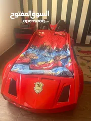  1 سرير نوم أطفال على شكل سيارة جميل جدا مع فرشته للبيع