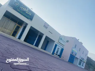  2 محل بمساحة واسعة للإيجار بموقع تجاري وحيوي خلف محطة نفط عمان حي السرح
