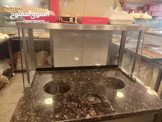  11 عدة مطعم للبيع مستعملة بحالة ممتازة جدا  البيع بداعي السفر..................................
