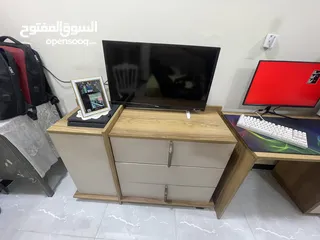  2 ميز مكتبي و ميز تواليت ميز التواليت اني شايل المرايه و تكدر ترجعها