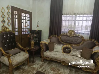  1 طقم كنب بحالة الجديد للبيع مكون من سبع مقاعد . اسفنج جديد وقماش جديد ونظيف