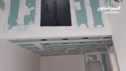  3 محل للبيع بالخلو مساحة 22 كتر مربع و نصف ، عليه سدة ع نصف المحل، عل شارع وسط البلد رام الله ، يبعد ع