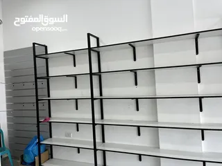  12 ديكور كامل ارفف و ألواح تعليق وبترينات بحالة ممتازة