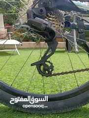  2 بسكليت المنيوم غيارات 8 شبه جديد بس بدو تغير عجل وراني