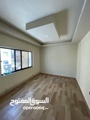  1 مكاتب مميزة جدا للايجار في موقع استراتيجي مطل على الشارع الرئيسي وحيوي