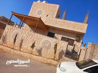  5 منزل مستقل في ابو الزيغان مساحه الارض 900 متر  واجه الارض 32 متر  قوشان مستقل  عمر البناء 6 سنوات