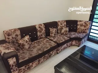  2 طقم كورنر بحالة ممتازة مع طاولة