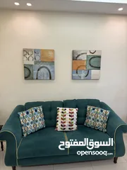  6 صالون قعدة كامل لون اخضر كامل من جميع الاتجاهات يحتوي على كنب ومفردات وطاولات وبرداي وسجادتين وطاولة