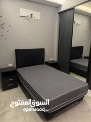  3 تخت مفرد مع طاولتين غرفة نوم