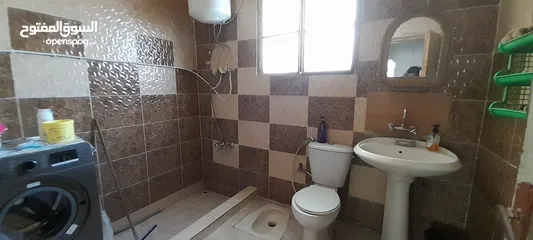  24 بيت مع ارض للبيع