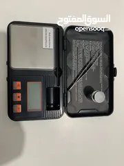  1 ميزان صغير جديد و مميز معو ملقط ووزن 50g.