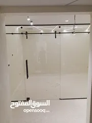  11 تركيب السيكوريت والمرايا وجميع أعمال الزجاج والألمنيوم بجودة عالية"