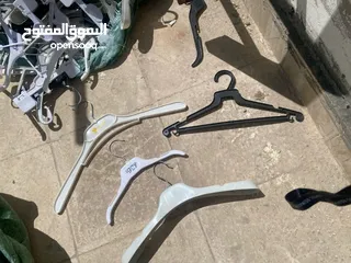  1 علقات ملابس لون اسود وابيض واحجام مختلفه