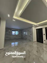  5 شقة شبه أرضي فاخرة 240م + ترس خارجي 200م في أرقى مناطق ضاحية النخيل - طريق المطار!