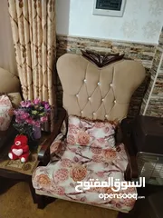  2 طقم كنبايات للبيع منظره فخم وحلو ونظيف بحال الوكاله ومريح بالجلوس مع طربيزات النص