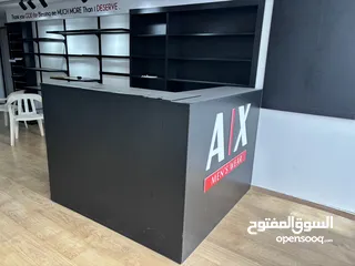  8 ديكور محل: رفوف ومكتب استقبال