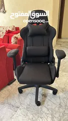  4 6 كراسي خشب زان لطاولة مطبخ او سفرة، مع كرسي مكتبي gaming لون اسود بحالة الوكالة