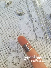  15 فضه سنسال وزنه 33 اسوارة وزها 19 وفي خاتمين باندورا وخاتم فيروز وخاتمين ستاتي واسوارة عين زرقا وخاتم