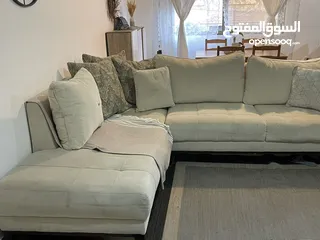  5 طقم كورنر حرف Lمع ثنائية 7مقاعد بحالة جيدة جدا  الدوار السابع مع خزانه التلفزيون