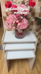  3 طاوله نص لون ابيض مع طقم مرافقات عدد 3