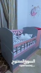  1 تخت بيبي  خشب ثقيل مع لحاف
