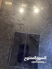  2 Z fold 3 الجهاز شغل و وضعو تمام بس شاشاتو خربانه  التلفون بس بدو شاشة