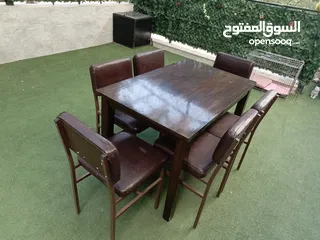  4 طاولة مطبخ أو سفرة صغيرة مع كراسي حديد وجلد