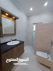  2 شقة مميزه فارغه للايجار في عبدون 240 م