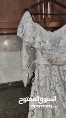  3 فستان سهرة بلمع لون فضي