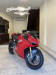  4 Ducati panigale V4 s