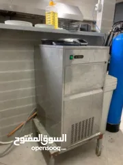  4 عدة مطعم كاملة مستعملة بحالة جديدة جداً استخدام اشهر فقط  متوفر ايضاً تلاجات و فريزرات كبيرة