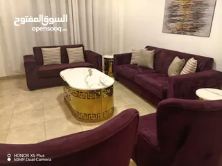  9 جلسة فاخرة بتصميم عصري وألوان ملكية! طقم كنب متكامل باللون العنابي الغني، قماش مخملي ناعم ومريح