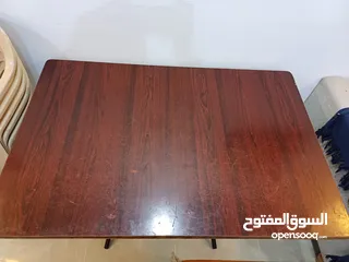  2 سفره مع كراسي وبعض اللوحات