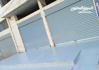  3 محل تجاري بمساحه 40 متر مربع مع مخزن بمساحه 20 متر مربع وساحه امامية للايجار