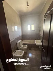  2 شقة للايجار حي الصحابة قرب صيدلية عميش طابق ثاني مساحة 175م