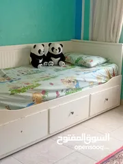  3 تخت مفرد/صوفا/سرير مزوج ودروج تخزين بقطعة واحدة  (ايكيا) عدة استعمالات بحالة ممتازة