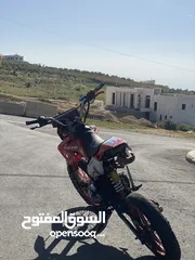  4 دراجة كروس  للبيع بسعر خيالي للبيع لدواعي السفر دراجة ممتعة ومناسبة جدا لشوارع الأردن والجبال