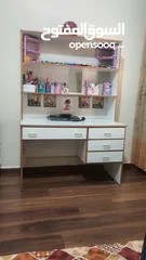  2 تخت مفرد عدد 2 وطاولة مكتب