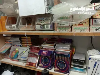  3 بضاعه مكتبه للبيع والمحل للإيجار