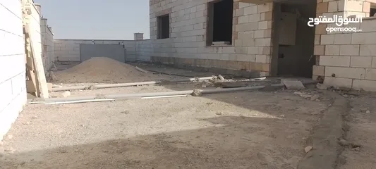  14 عماره سكنيه في صالحية العابد مكونه من أربع طوابق  وكراج وبئر ماء 60 متر وكوشان مستقل جميع الخدمات
