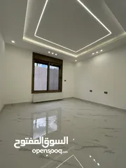  20 شقة طابقية شبه ارضي مع ترس مساحة داخلية 248 متر ومساحة ترس 100 متر باجمل مناطق الجبيهة