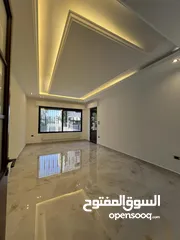  7 شقة شبه أرضي فاخرة 240م + ترس خارجي 200م في أرقى مناطق ضاحية النخيل - طريق المطار!